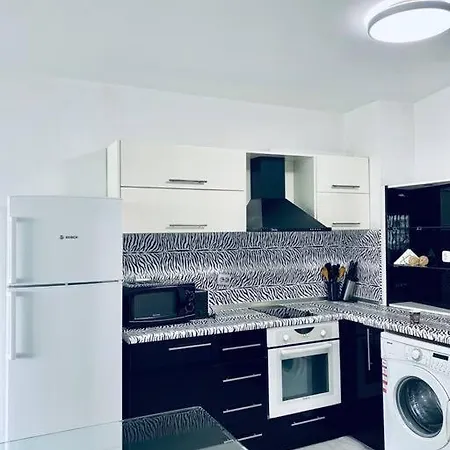 Black & White Style In A Great Location! Apartment *